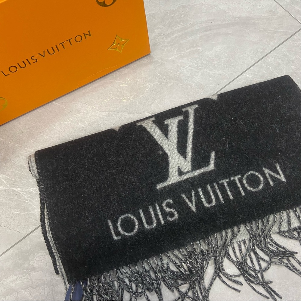 💓Louis Vuitton 💓Black Scarf